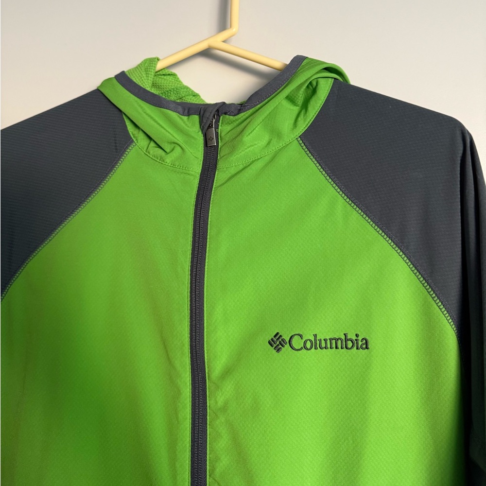Columbia Green and Gray Windbreaker with Athletic Fit